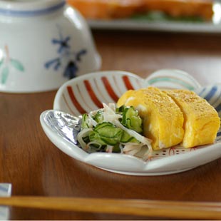砥部焼・陶房遊 彩り紋の5寸皿におかずを盛り合わせて
