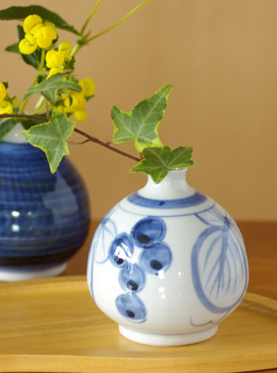 砥部焼・陶房遊 葡萄のぷっくり花器に花を活けて