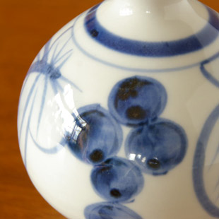 砥部焼・陶房遊 葡萄のぷっくり花器の絵付け