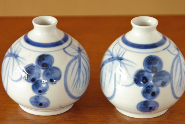 砥部焼・陶房遊 葡萄のぷっくり花器を比較して