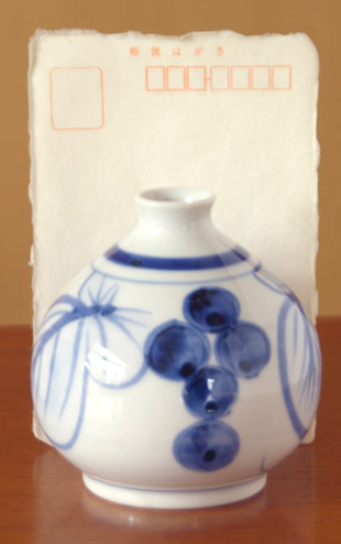 砥部焼・陶房遊 葡萄のぷっくり花器をはがきと比較して