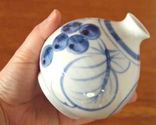 砥部焼・陶房遊 葡萄のぷっくり花器を手に持って