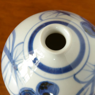 砥部焼・陶房遊 葡萄のぷっくり花器を上から見て