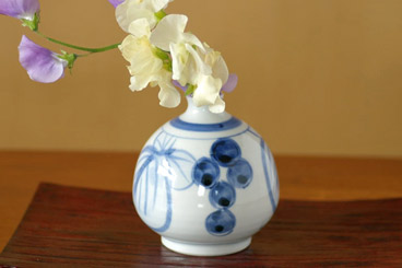 砥部焼 葡萄のぷっくり花器