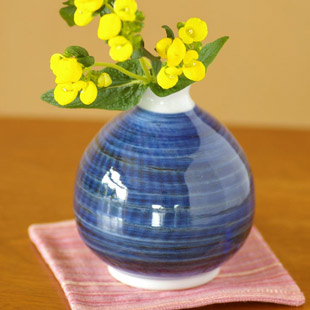 砥部焼・陶房遊 藍色のぷっくり花器に花を活けて