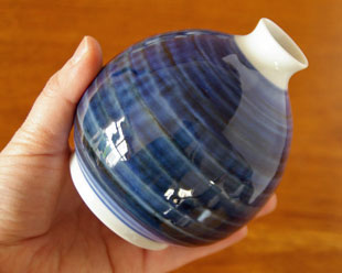 砥部焼・陶房遊 藍色のぷっくり花器を手に持って