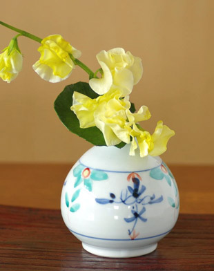 砥部焼・陶房遊 花ちらしのぷっくり花器に花を活けて