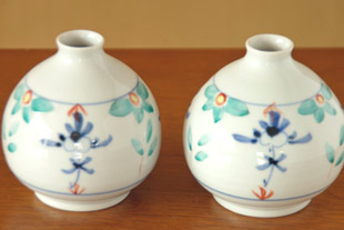 砥部焼・陶房遊 花ちらしのぷっくり花器を比較して