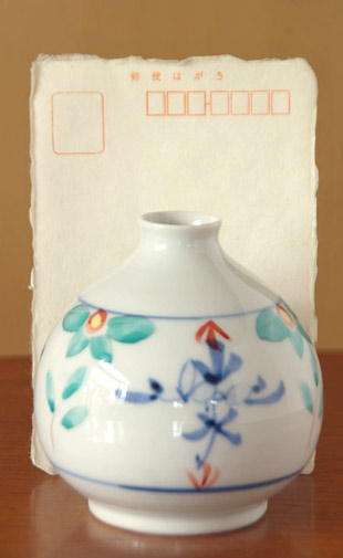 砥部焼・陶房遊 花ちらしのぷっくり花器をはがきと比較して