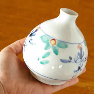 砥部焼・陶房遊 花ちらしのぷっくり花器を手に持って