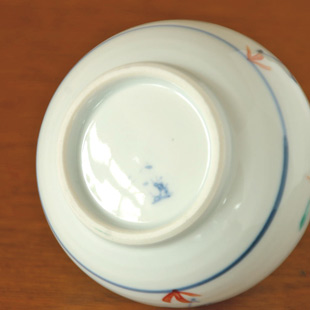 砥部焼・陶房遊 花ちらしのぷっくり花器の底面