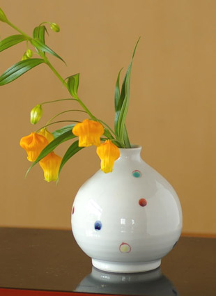 砥部焼・陶房遊 いろえ水玉のぷっくり花器に花を活けて
