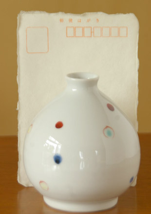砥部焼・陶房遊 いろえ水玉のぷっくり花器をはがきと比較して