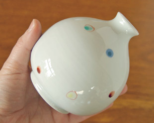 砥部焼・陶房遊 いろえ水玉のぷっくり花器を手に持って