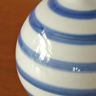 砥部焼・陶房遊 しましまのぷっくり花器の絵付け