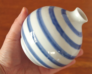 砥部焼・陶房遊 しましまのぷっくり花器を手に持って