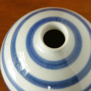 砥部焼・陶房遊 しましまのぷっくり花器を上から見て