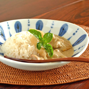 砥部焼・陶房遊　雨粒のカレー鉢にカレーを