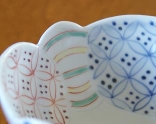 砥部焼・陶房遊 彩り紋の小鉢の絵付け