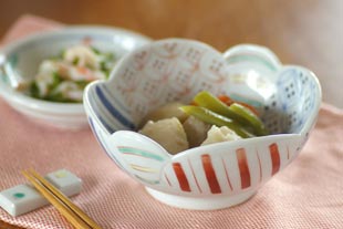 砥部焼・陶房遊 彩り紋の小鉢に煮物を盛って