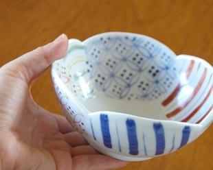 砥部焼・陶房遊 彩り紋の小鉢を手に持って