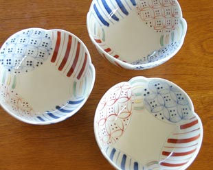 砥部焼・陶房遊 彩り紋の絵付け