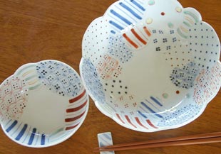 砥部焼・陶房遊 彩り紋の大鉢との比較