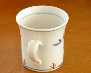 砥部焼・陶房遊 花ちらしのマグカップの持ち手