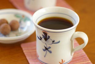 陶房遊 花ちらしのマグカップにコーヒーを