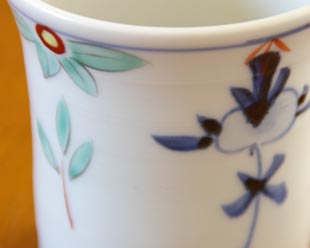 砥部焼・陶房遊 花ちらしのマグカップの絵付け