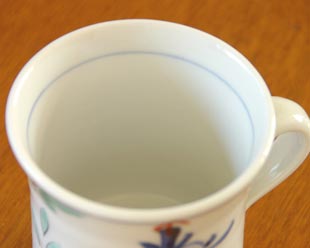 砥部焼・陶房遊 花ちらしのマグカップを上から見て