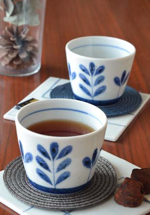 砥部焼・陶房遊 ブルーリーフのそばちょこに紅茶を
