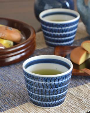 砥部焼・陶房遊 駒とびかんなのそばちょこに緑茶を