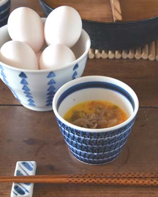 砥部焼・陶房遊 駒とびかんなのそばちょこに卵を