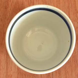 砥部焼・陶房遊 駒とびかんなのそばちょこを上から見て