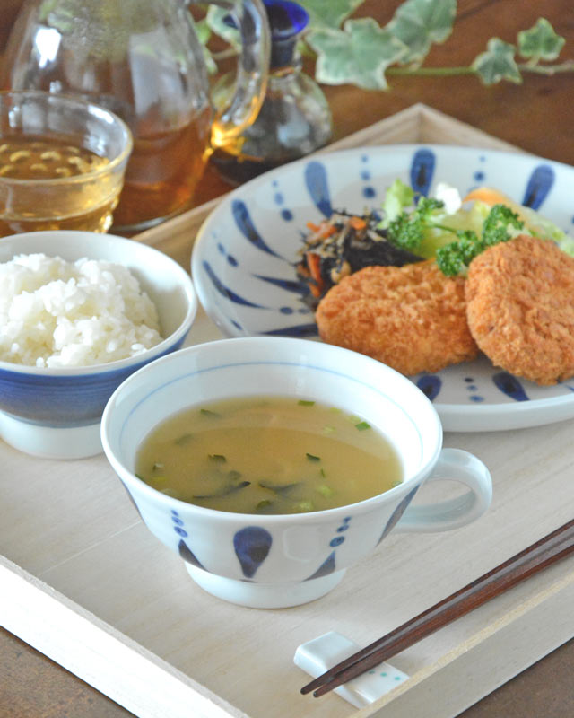 砥部焼 あまつぶのスープカップに味噌汁を