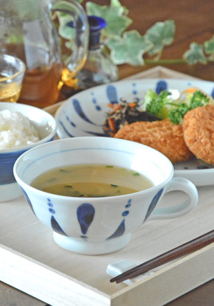 砥部焼・陶房遊 あまつぶのスープカップに味噌汁を