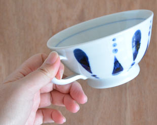 砥部焼・陶房遊 あまつぶのスープカップを手に持って