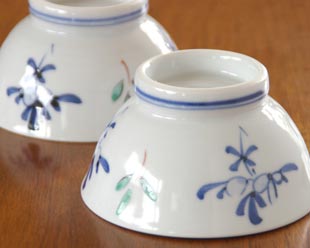 砥部焼・陶房遊 花ちらしの茶碗(大)を伏せて