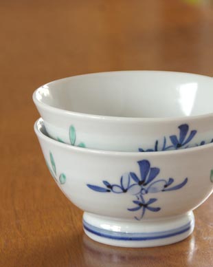 砥部焼・陶房遊 花ちらしの茶碗(大) を重ねて