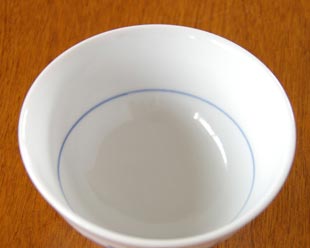 砥部焼・陶房遊 花ちらしの茶碗(大)を上から見て