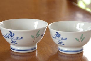 砥部焼・陶房遊 花ちらしの茶碗 大サイズと小サイズ