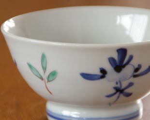 砥部焼・陶房遊 花ちらしの茶碗(小)の絵付け