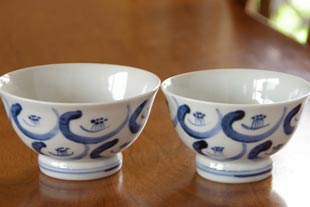 砥部焼・陶房遊 つばきの茶碗の大と小