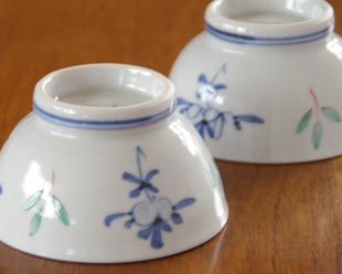 砥部焼・陶房遊 花ちらしの茶碗(小)を伏せて