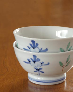 砥部焼・陶房遊 花ちらしの茶碗(小)を重ねて