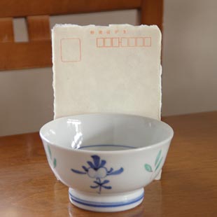 砥部焼・陶房遊 花ちらしの茶碗(小)をはがきと比較して
