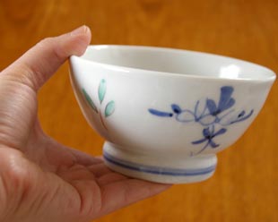 砥部焼・陶房遊 花ちらしの茶碗(小)を手に持って