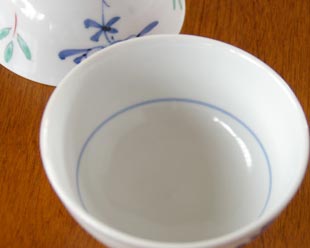 砥部焼・陶房遊 花ちらしの茶碗(小)を上から見て