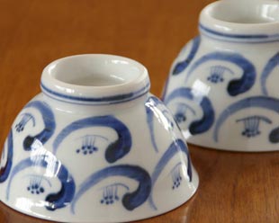 砥部焼・陶房遊 つばきの茶碗(小)を伏せて